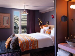 Extra Large with Balcony and Paris View | Literie hypoallergénique, articles gratuits dans le mini-bar