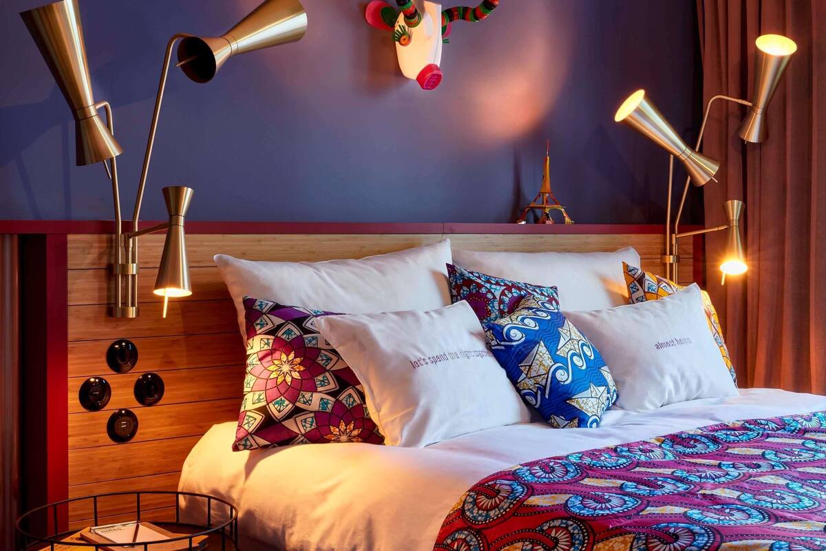 Medium with Paris view | Bộ đồ giường kháng dị ứng, minibar với thức uống miễn phí, bàn 