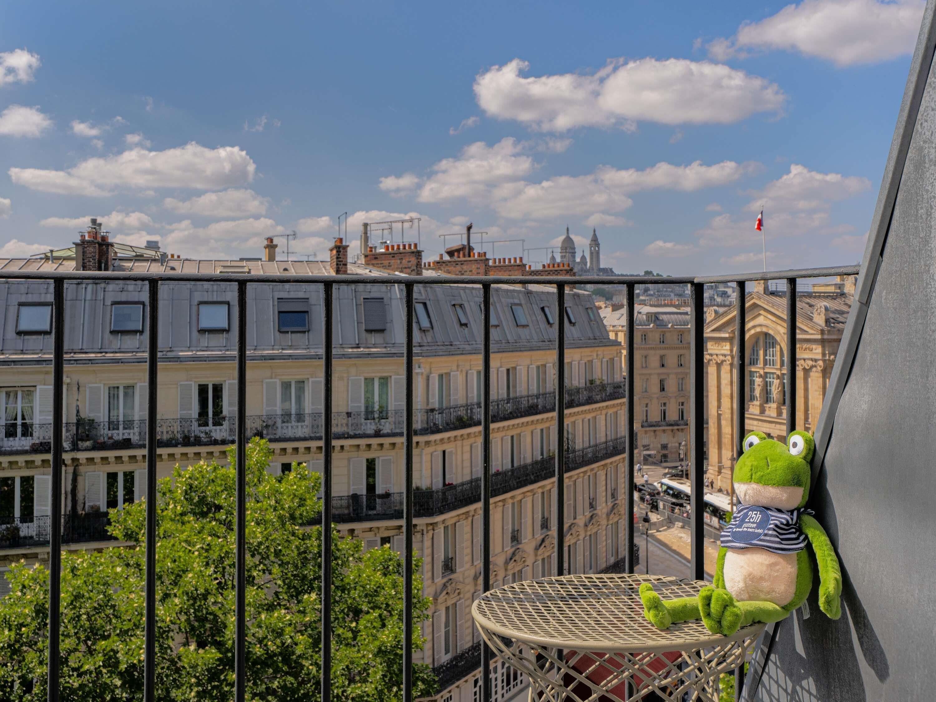 free minibar, individually decorated, individually furnished, desk