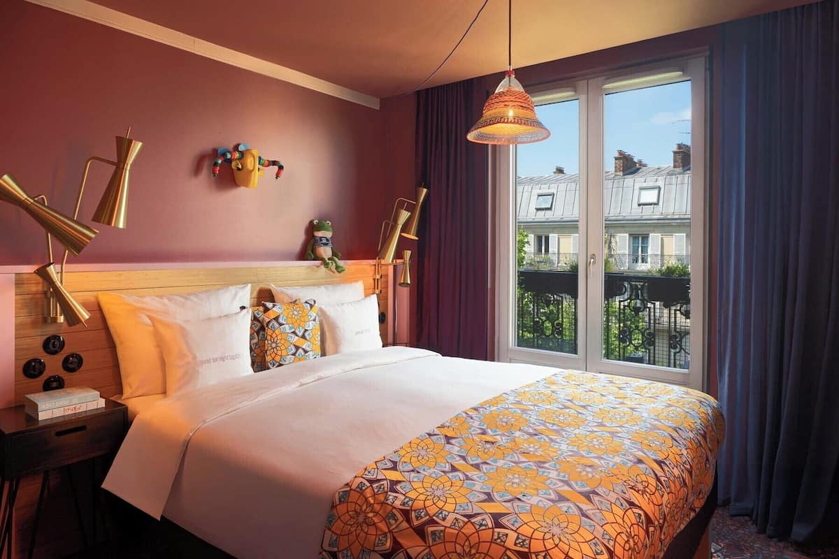 Medium with Balcony and Paris view | 迷你吧贈品、獨特設計、獨特裝修、書桌