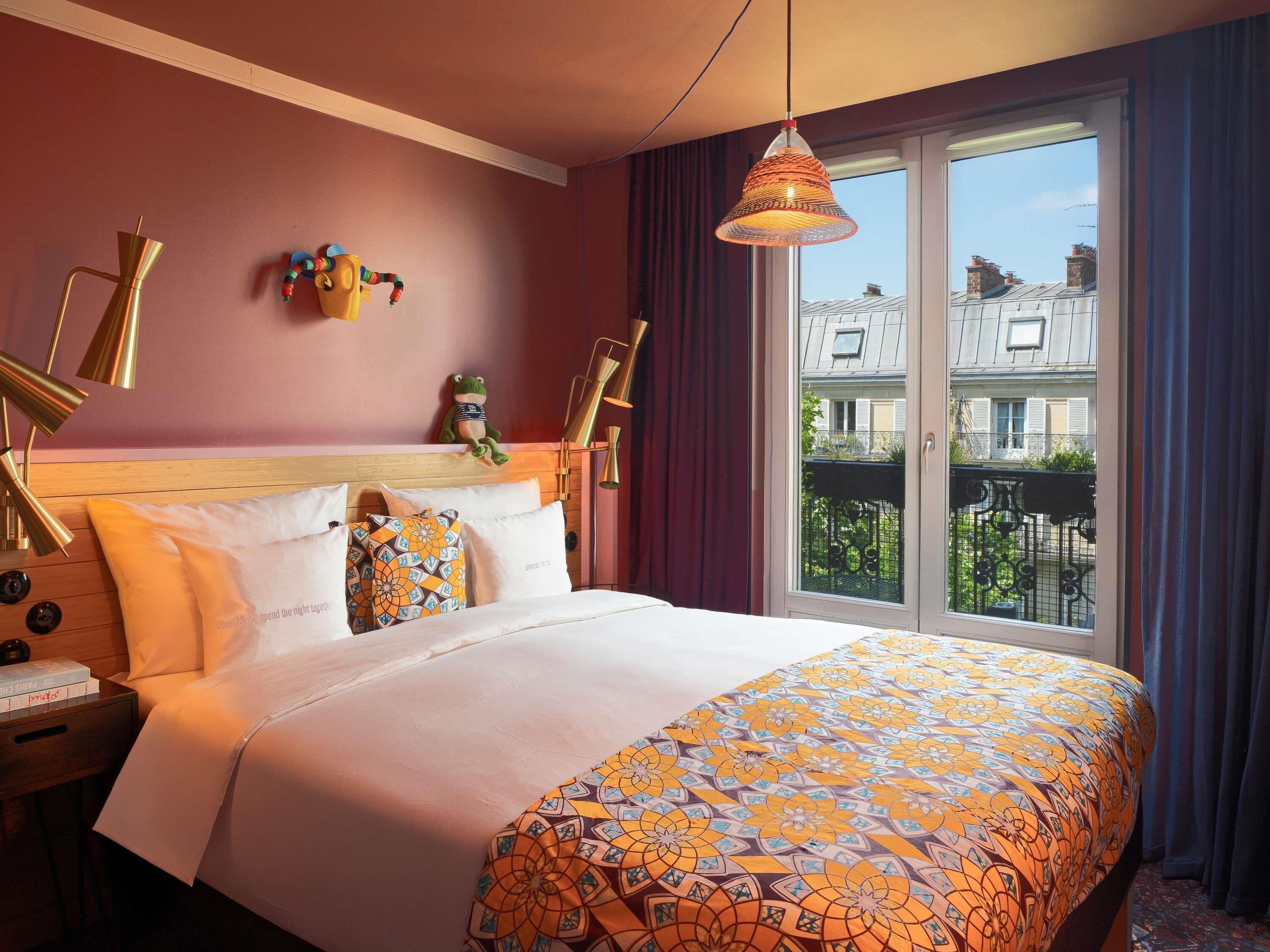 Medium with Balcony and Paris view | Allergivenligt sengetøj, gratis minibar, individuelt design