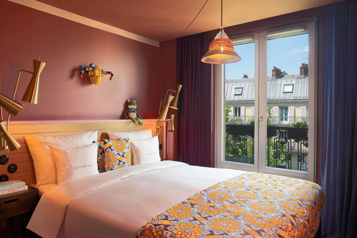 Medium with Balcony and Paris view | Bộ đồ giường kháng dị ứng, minibar với thức uống miễn phí, bàn 