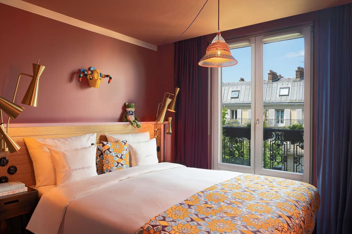 Medium with Balcony and Paris view
