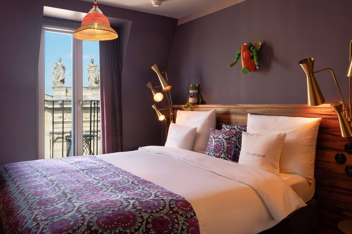 Large with Paris view | Bộ đồ giường kháng dị ứng, minibar với thức uống miễn phí, bàn 