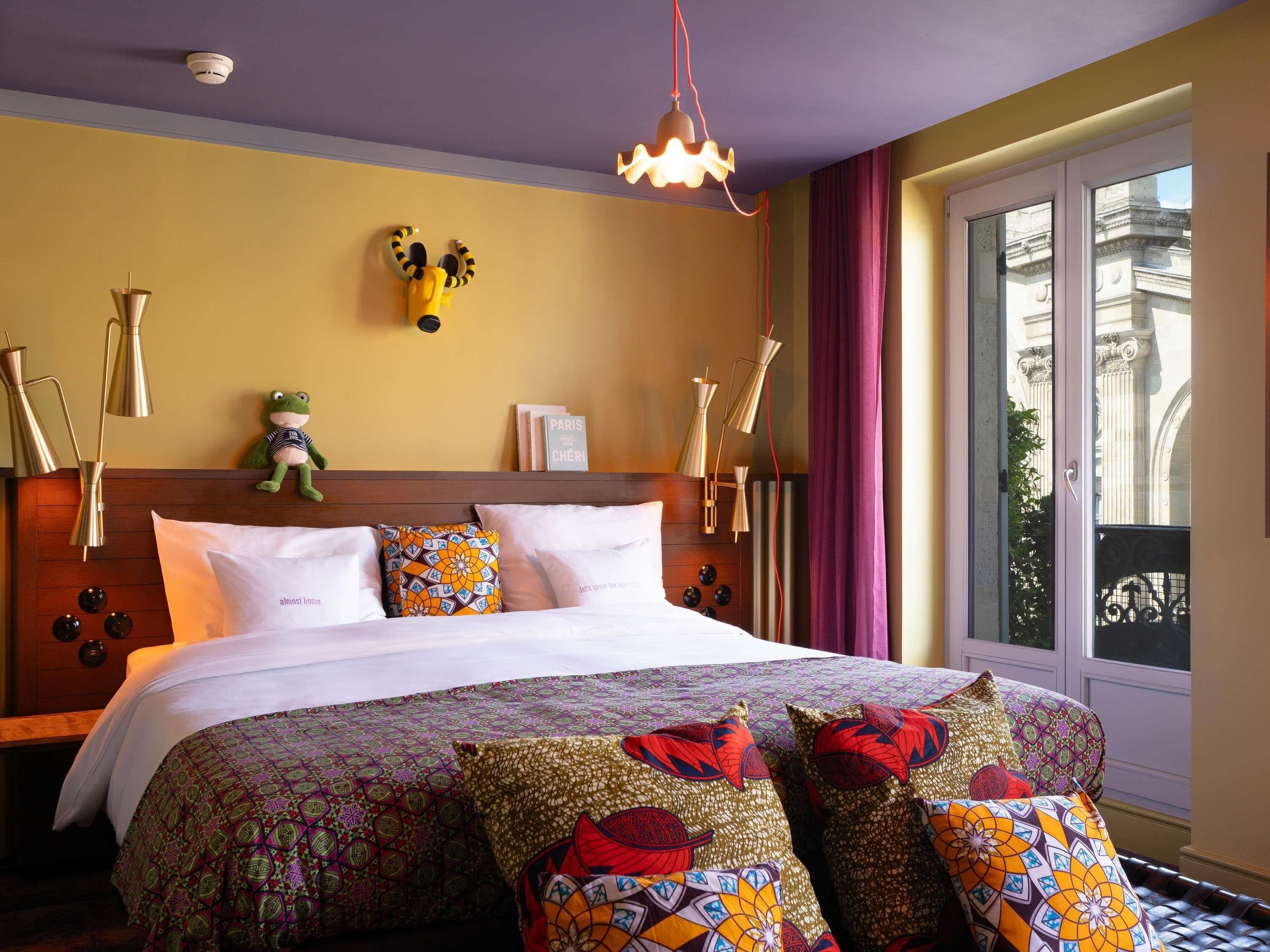 Large with Balcony and Paris view | Allergitestet sengetøy, minibar (inkludert) og individuelt dekorert