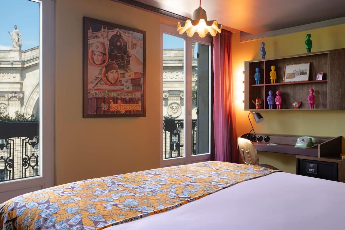 Large with Balcony and Paris view | Biancheria da letto ipoallergenica, minibar con snack e bevande gratuite