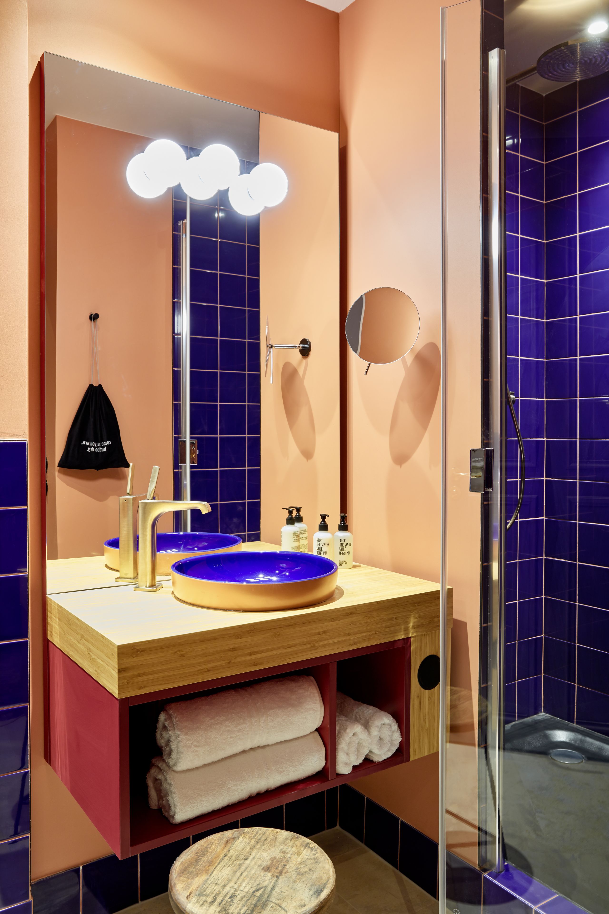 shower, rainfall showerhead, free toiletries, hair dryer