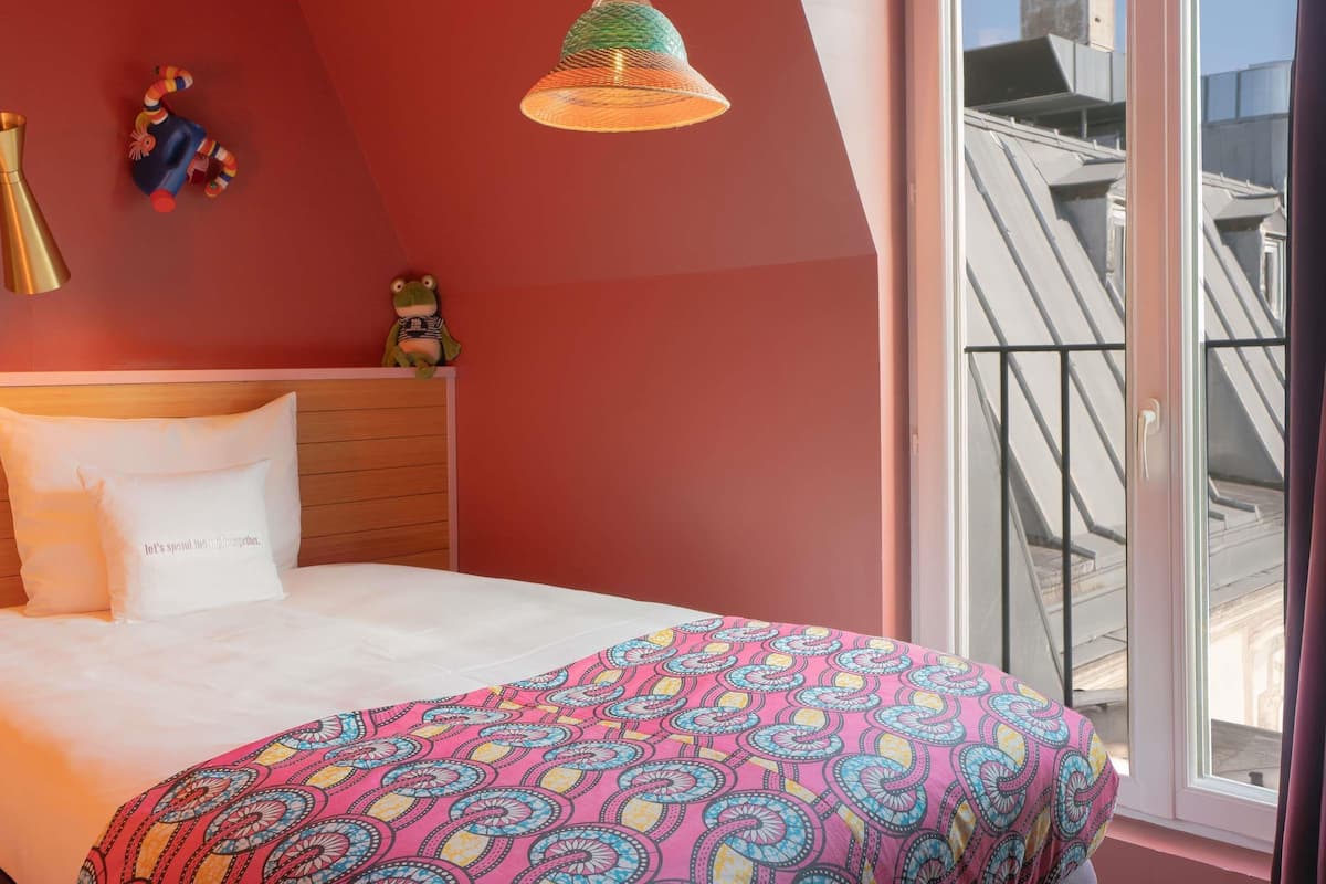 SMALL | Ropa de cama hipoalergénica y artículos del minibar gratis