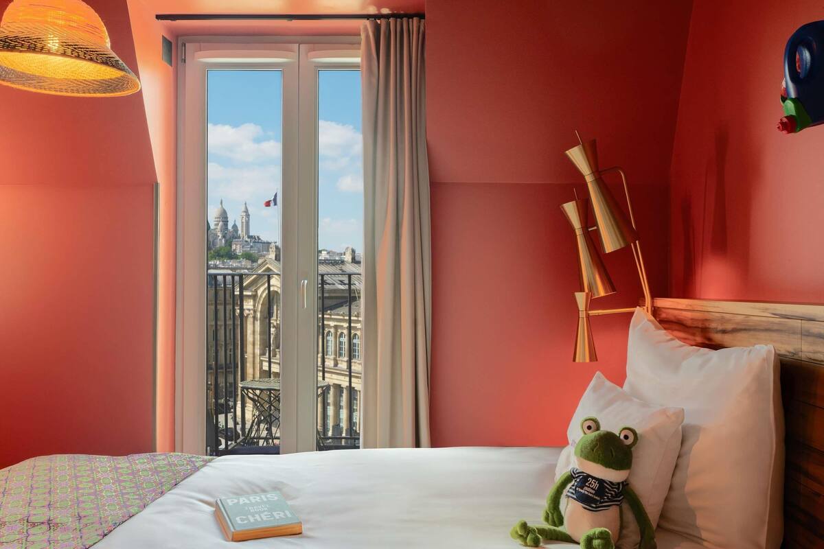 Small with Paris view | Bộ đồ giường kháng dị ứng, minibar với thức uống miễn phí, bàn 
