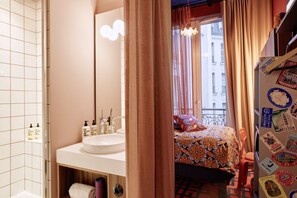 LCD TV - 25hours Hotel Terminus Nord (Paris)