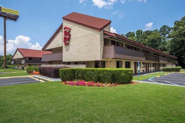 A Red Roof Inn with a two-story building, a parking lot, and well-maintained landscaping. - Red Roof Inn Atlanta South - Morrow (Morrow)