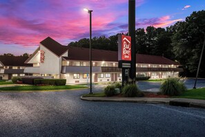 A Red Roof Inn with a modern design, featuring a large parking lot and well-maintained landscaping. - Red Roof Inn Atlanta South - Morrow (Morrow)