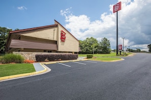 A Red Roof Inn with a parking lot and a clear sky. - Red Roof Inn Atlanta South - Morrow (Morrow)