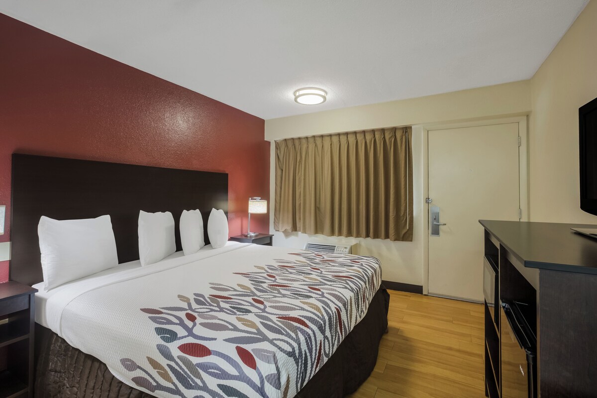 Blackout drapes, cribs (free), WiFi (free), bed sheets