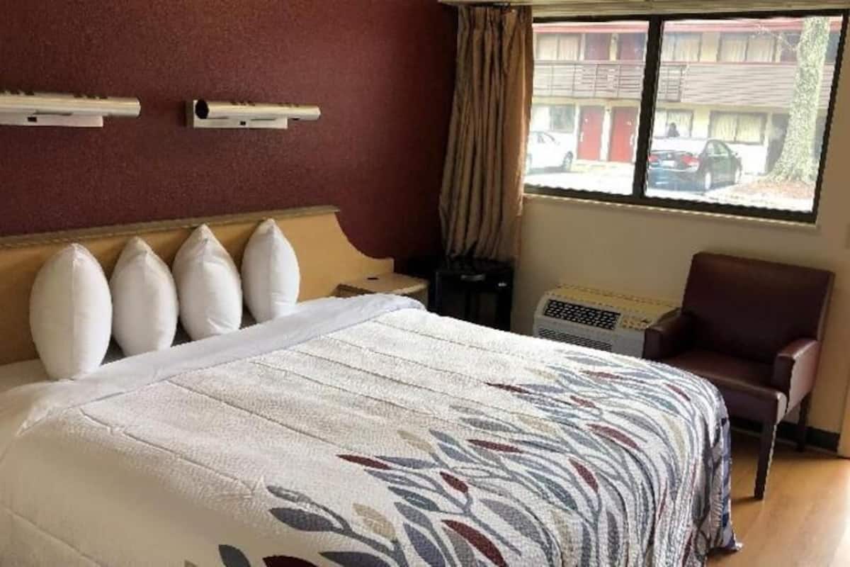 Blackout curtains, free cots/infant beds, free WiFi, bed sheets