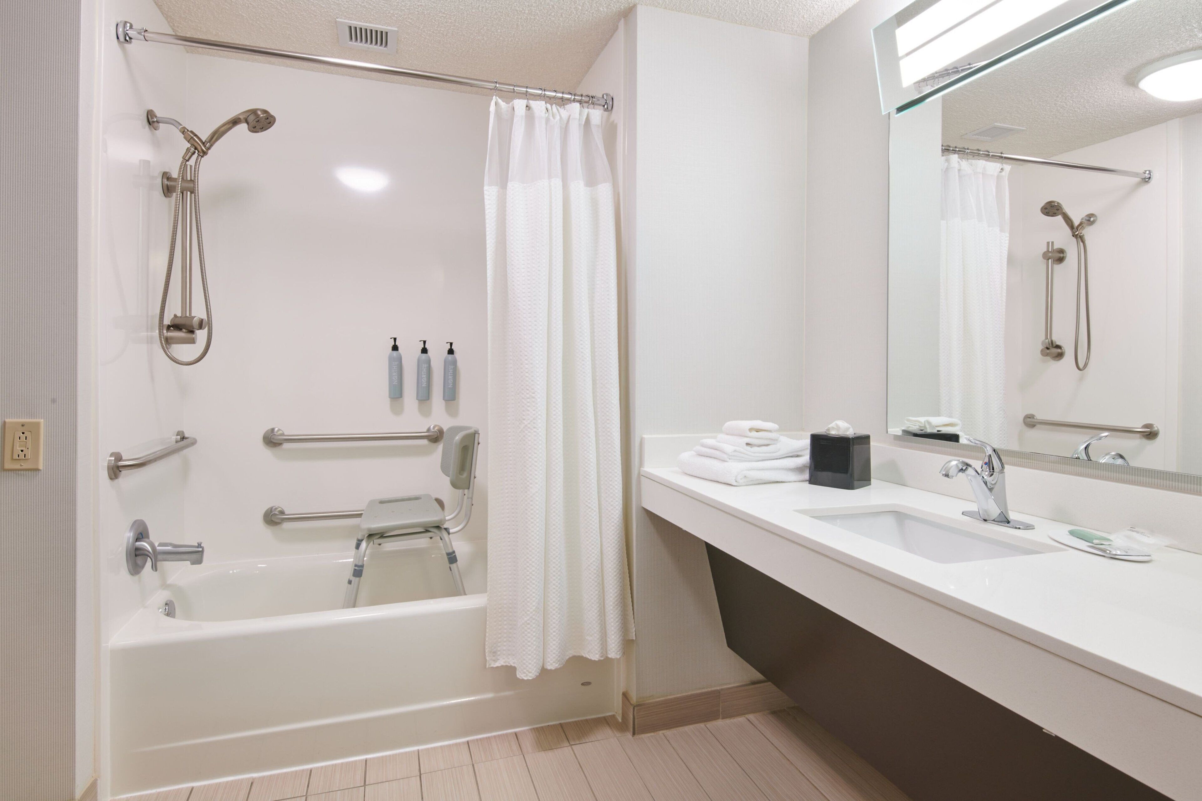 combined shower/bathtub, hydromassage showerhead, free toiletries