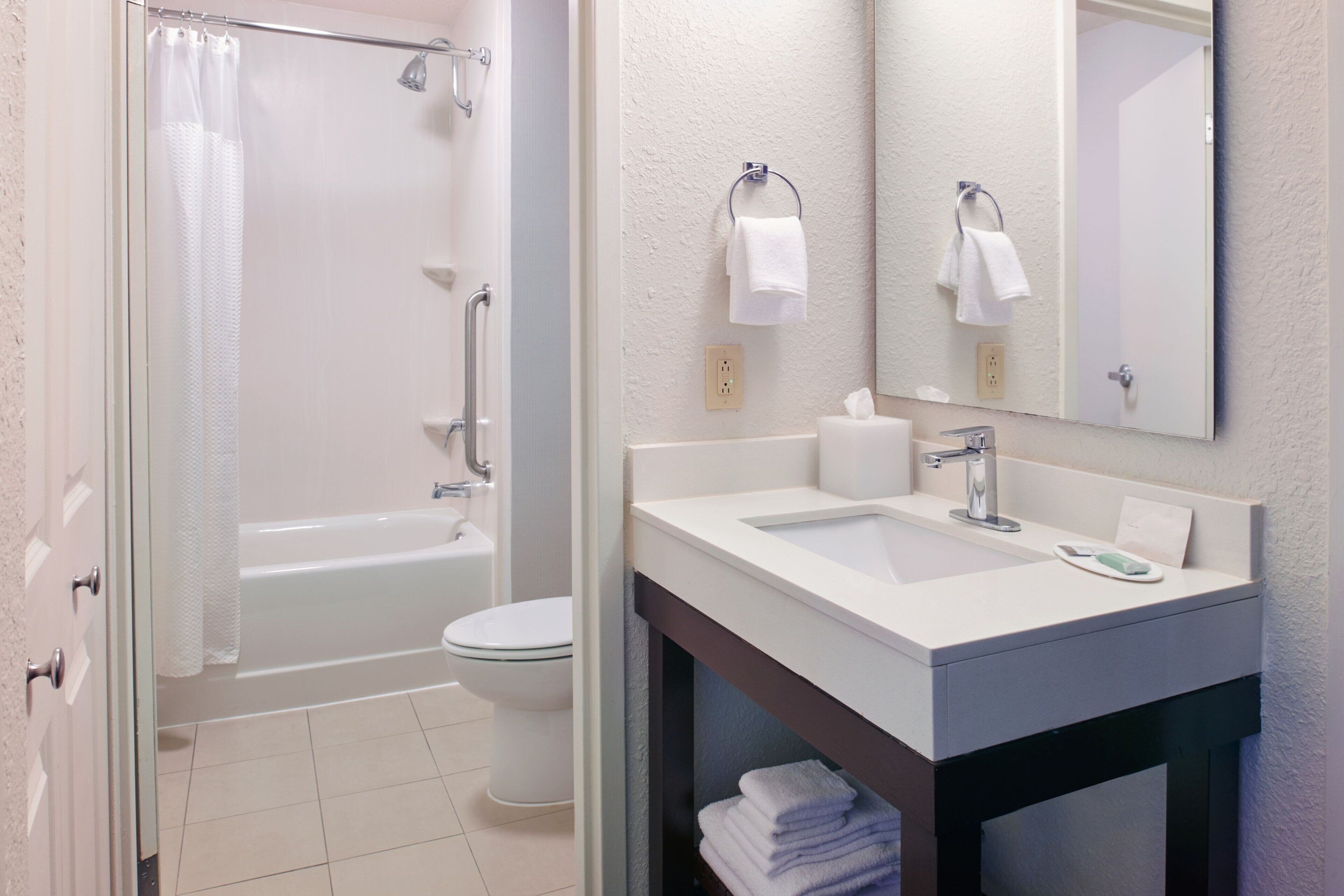 combined shower/bathtub, hydromassage showerhead, free toiletries