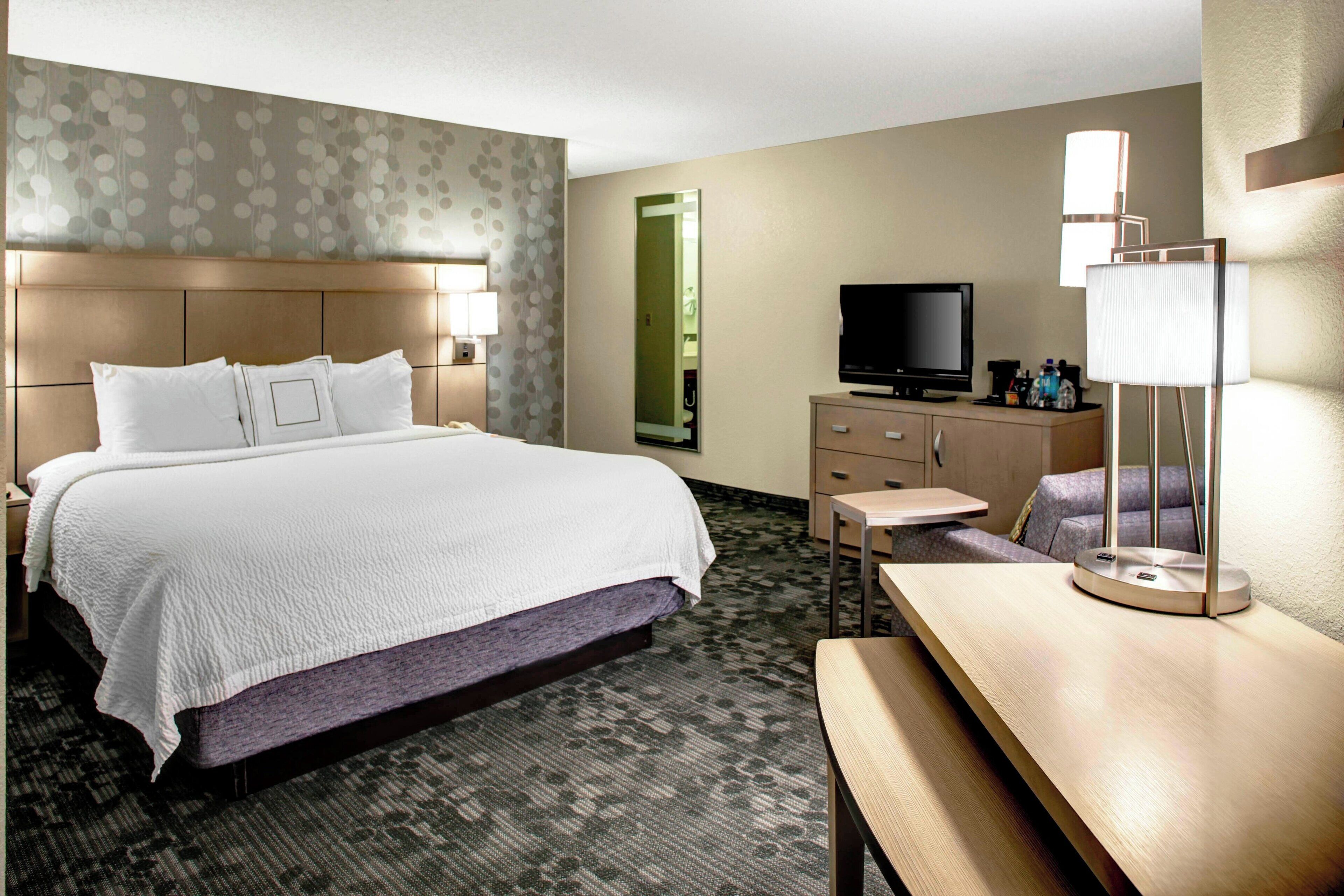 deluxe room, 1 king bed | premium bedding, in-room safe, desk, laptop workspace