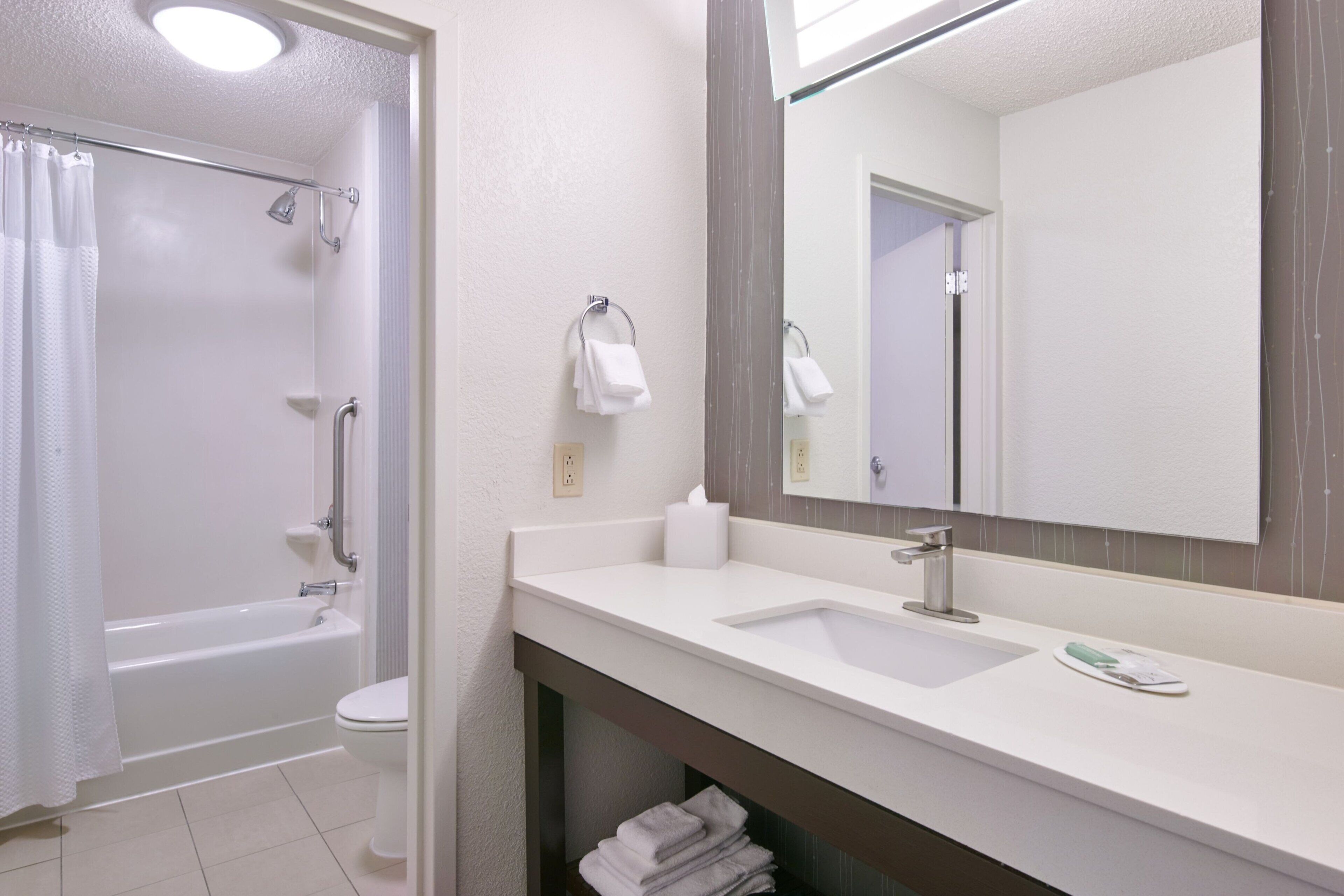 combined shower/bathtub, hydromassage showerhead, free toiletries