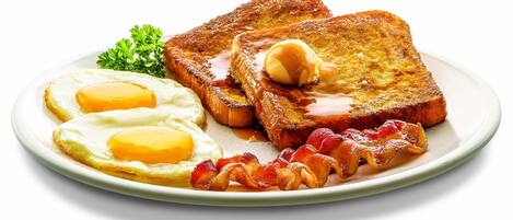 Une assiette avec deux œufs au plat, des toasts, du bacon et une portion de beurre.