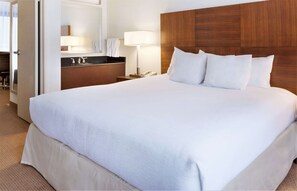 1 多间卧室、高档床上用品、客房内保险箱、办公桌