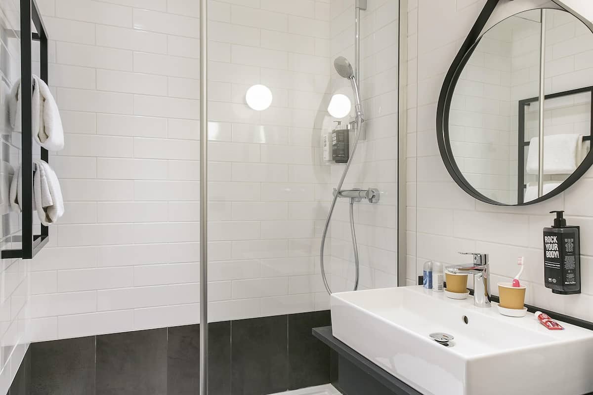 Standardzimmer, 1 Doppelbett und Schlafsofa | Hochwertige Bettwaren, Schreibtisch, Verdunkelungsvorhänge