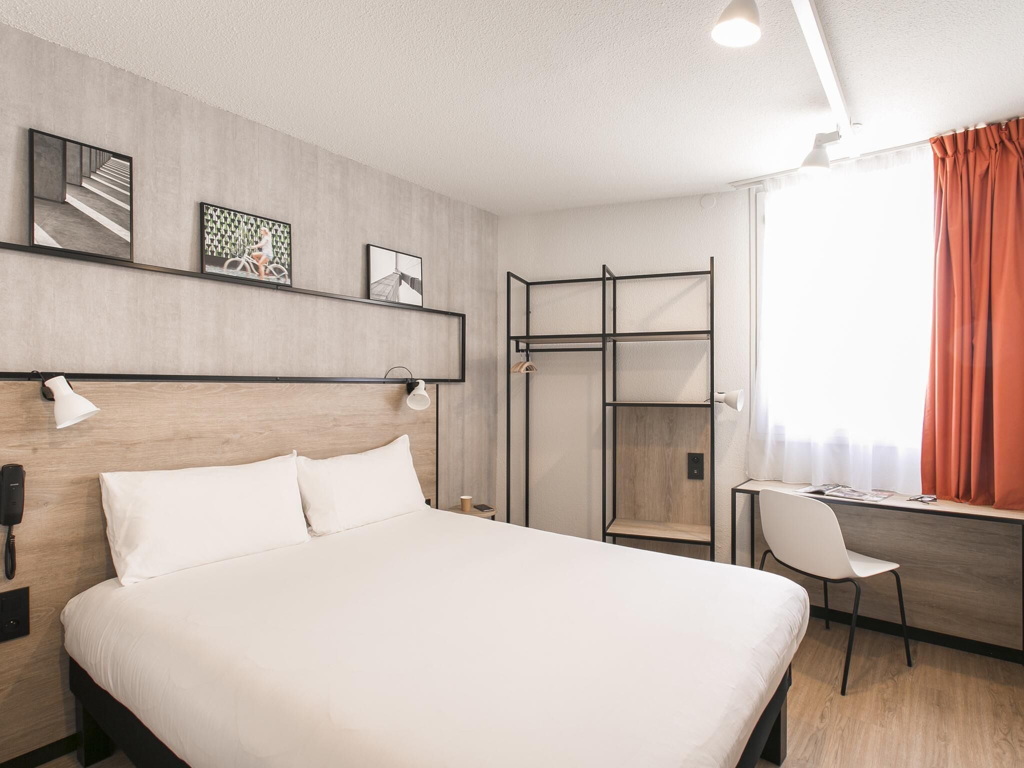 Habitación estándar, 1 cama matrimonial | Ropa de cama de alta calidad, escritorio y cortinas blackout 
