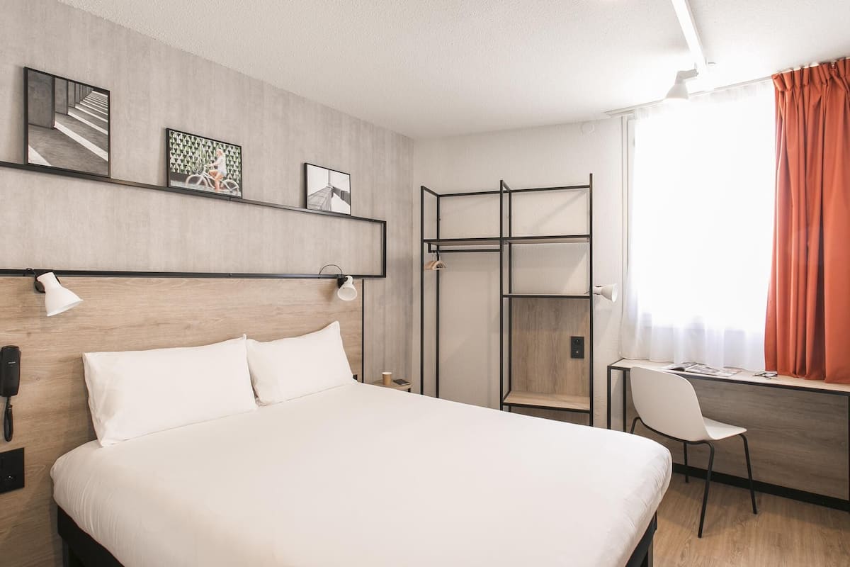 Habitación estándar, 1 cama matrimonial | Ropa de cama de alta calidad, escritorio y cortinas blackout