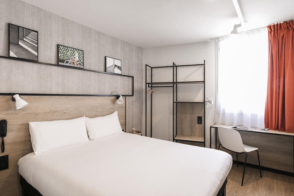 Habitación estándar, 1 cama matrimonial | Ropa de cama de alta calidad, escritorio y cortinas blackout