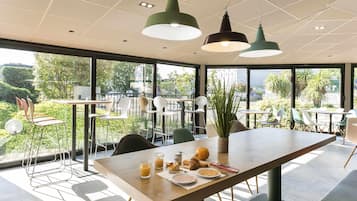 Melayani sarapan dan makan siang dengan pemandangan kolam renang