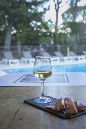 Se sirven desayunos y almuerzos; cocina francesa; junto a la piscina