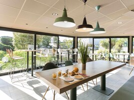 Petit déjeuner, déjeuner et dîner servis sur place, vue sur la piscine