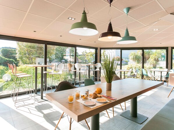 Frühstück, Mittagessen, französische Küche, Blick auf den Pool 