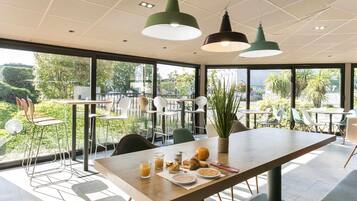 Petit déjeuner, déjeuner, dîner et brunch servis sur place