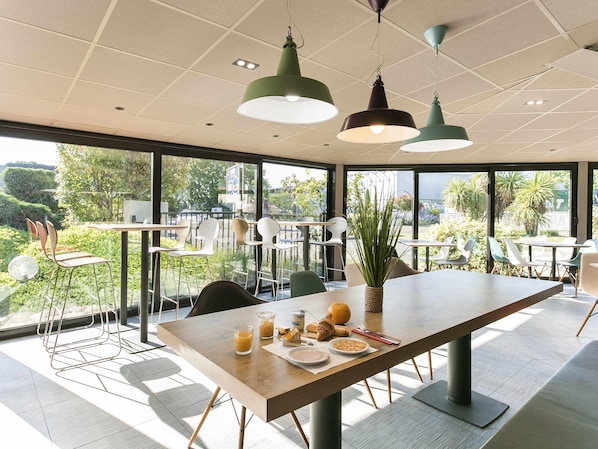 Se sirven desayunos y almuerzos; cocina francesa; junto a la piscina