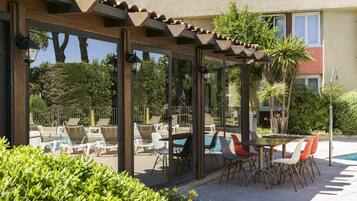 Serveert ontbijt, lunch, Franse gerechten, uitzicht op het zwembad