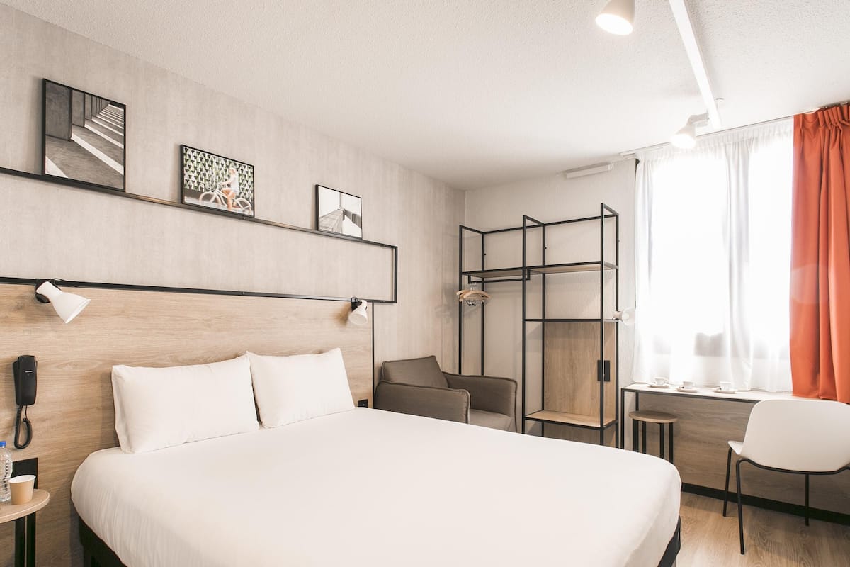 Chambre Standard, 1 lit double et 1 canapé-lit | Literie de qualité supérieure, bureau, rideaux occultants