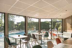 朝食、ランチ、ディナーに営業 (フランス料理、プールビュー)