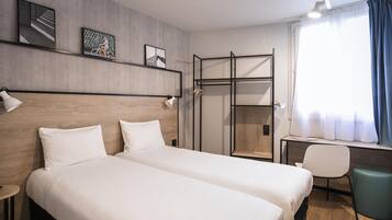 Habitación estándar, 2 camas individuales | Ropa de cama de alta calidad, escritorio y cortinas blackout