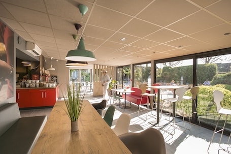 Breakfast, lunch, dinner and brunch served . ibis Avignon Sud
