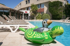 Outdoor pool, pool umbrellas, sun loungers - ibis Avignon Sud (Avignon)