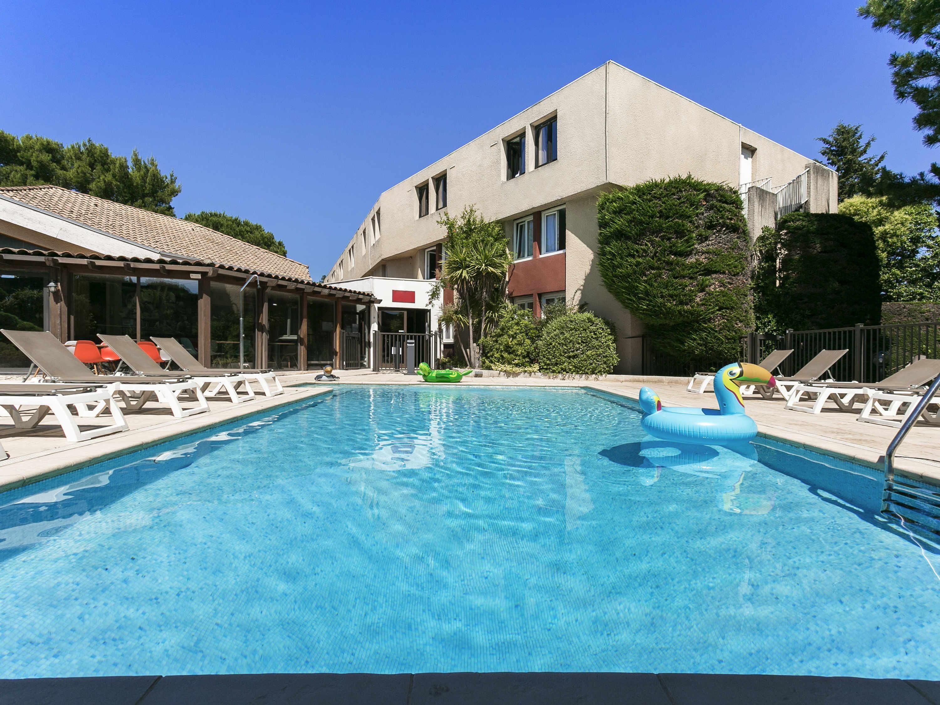 Ulkouima-allas, aurinkovarjoja, aurinkotuoleja