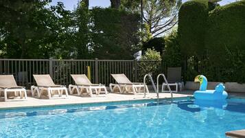 Piscine extérieure, parasols de plage, chaises longues