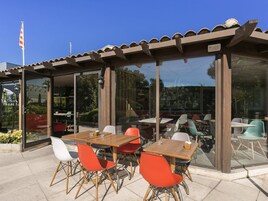 Se sirven desayunos y almuerzos; cocina francesa; junto a la piscina