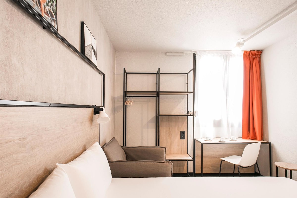 Ropa de cama de alta calidad, escritorio y cortinas blackout