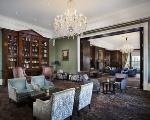 2 bars/lounges, Champagne bar - Oulton Hall Hotel, Spa & Golf Resort (Leeds)