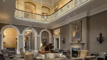 2 bars/lounges, Champagne bar