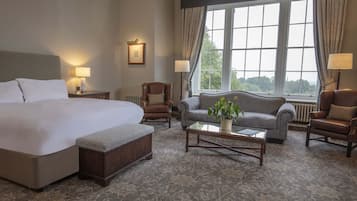 Suite junior | Caja de seguridad en la habitación y escritorio