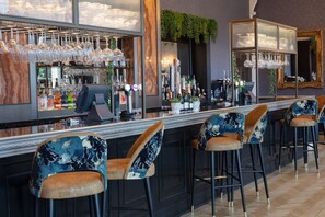 2 bars/lounges, Champagne bar