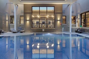 Indoor pool, sun loungers